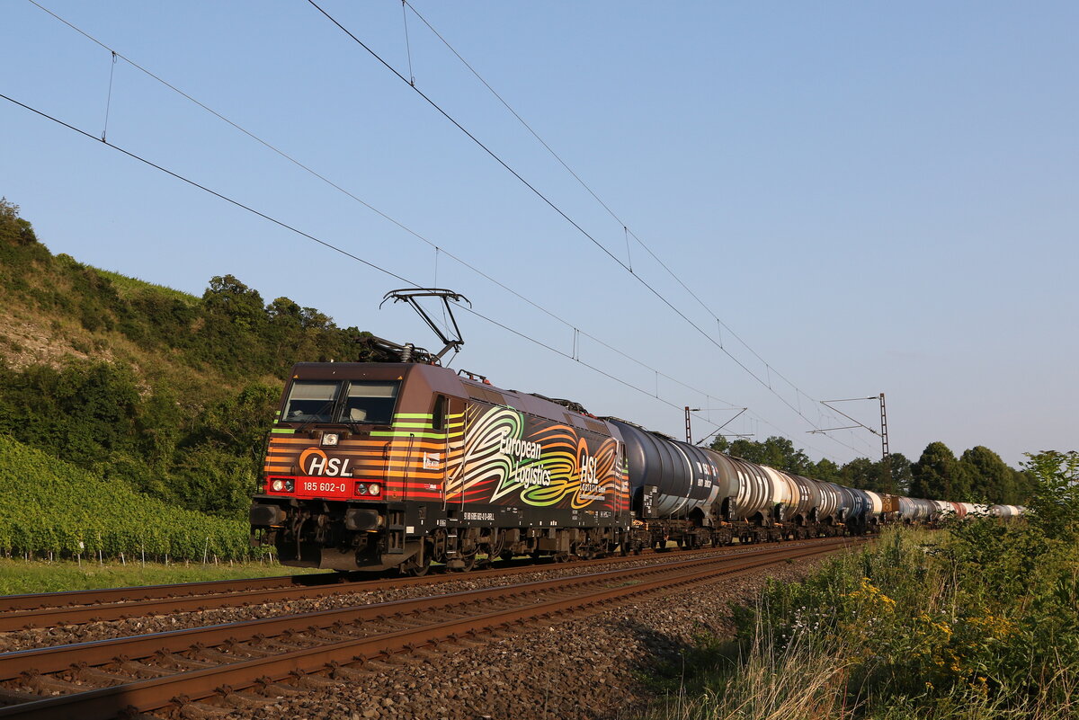 185 602 mit einem Kesselwagenzug aus W�rzburg kommend am 223. Juli 2021 bei Himmelstadt am Main.