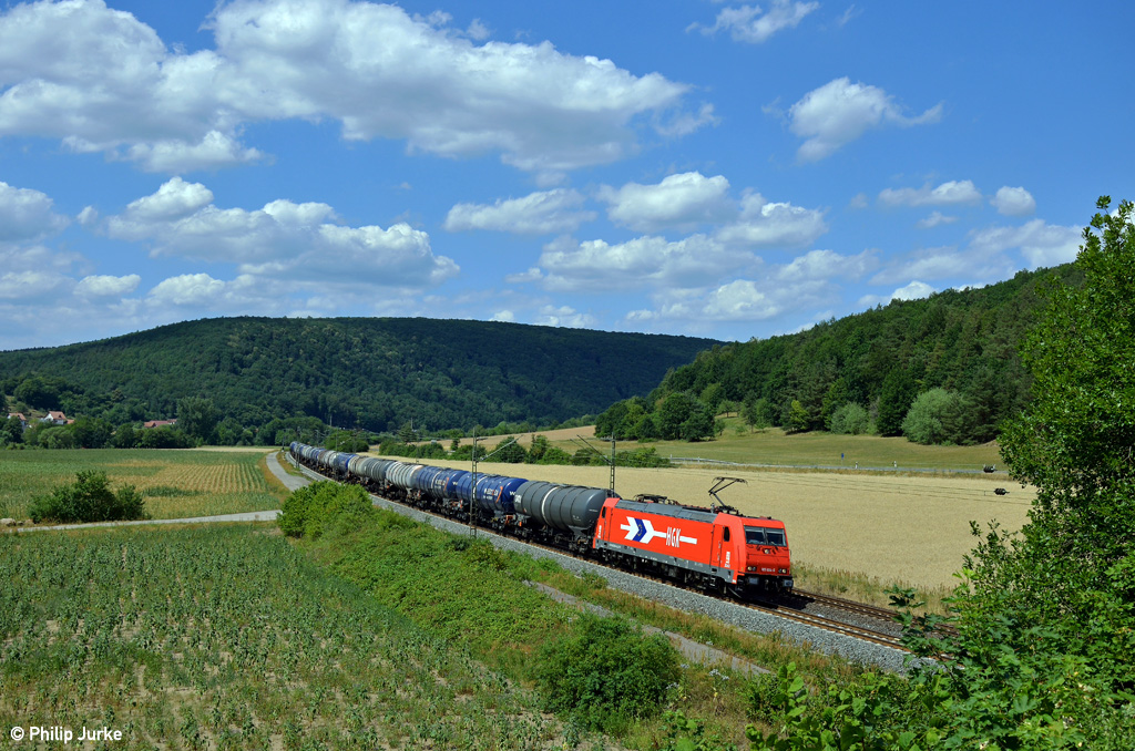 185 604-6 mit einem Güterzug am 16.07.2015 an der Staustufe Harrbach.
