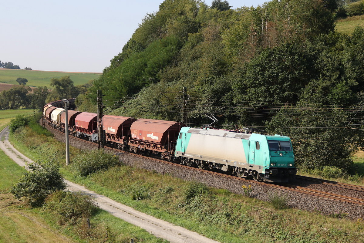 185 607 mit einem Sch�ttgut-Wagenzug aus Fulda kommend am 27. August 2019 bei Hermannspiegel im Haunetal.