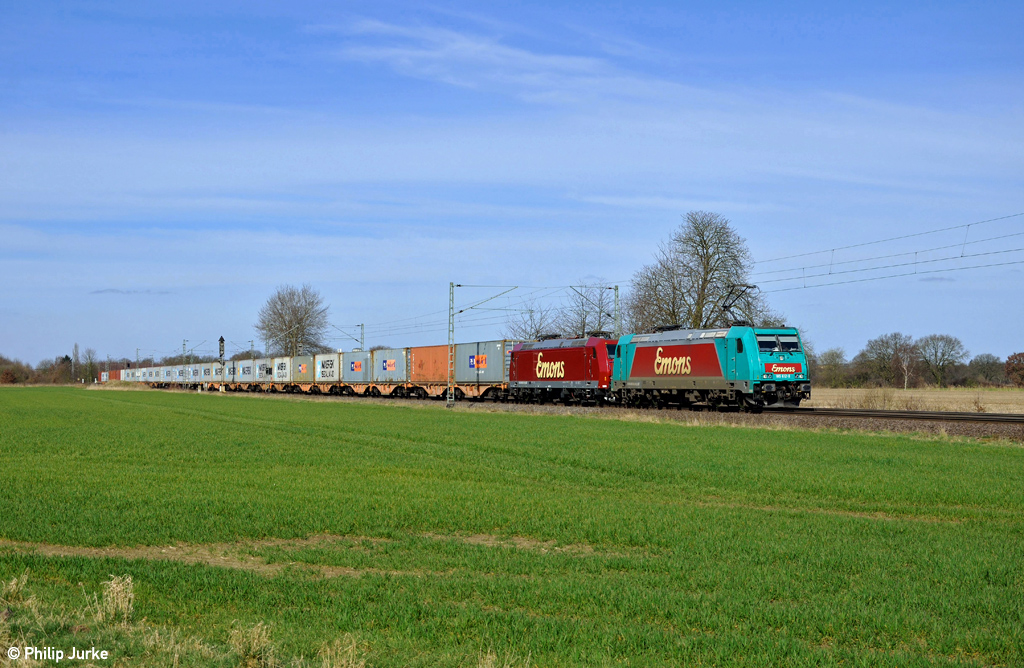 185 612-9 und 185 513-9 mit einem Container-Zug am 22.03.2015 bei Bremen-Mahndorf.
