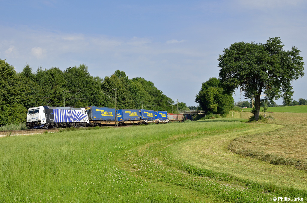 185 661-6 mit dem DGS 43125 (München Ost - Verona QE) am 16.07.2014 bei Haus.
