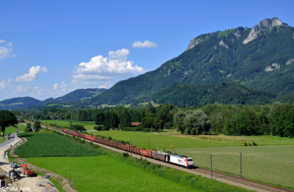 185 664-0 mit dem DGS 44129 (München Nord - Brescia Scalo) am 16.07.2014 bei Flintsbach.
