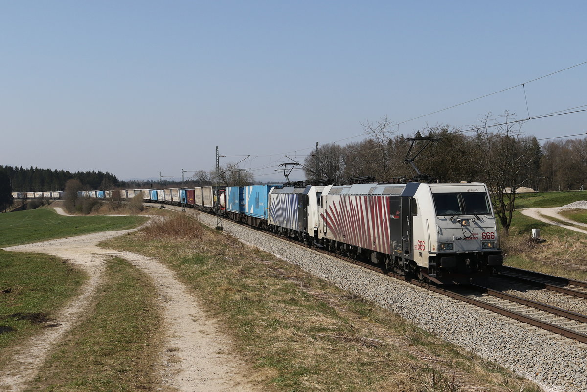 185 666 und 186 440 waren am 28. M�rz 2020 mit dem  Ekol  bei Grabenst�tt in Richtung Salzburg unterwegs.
