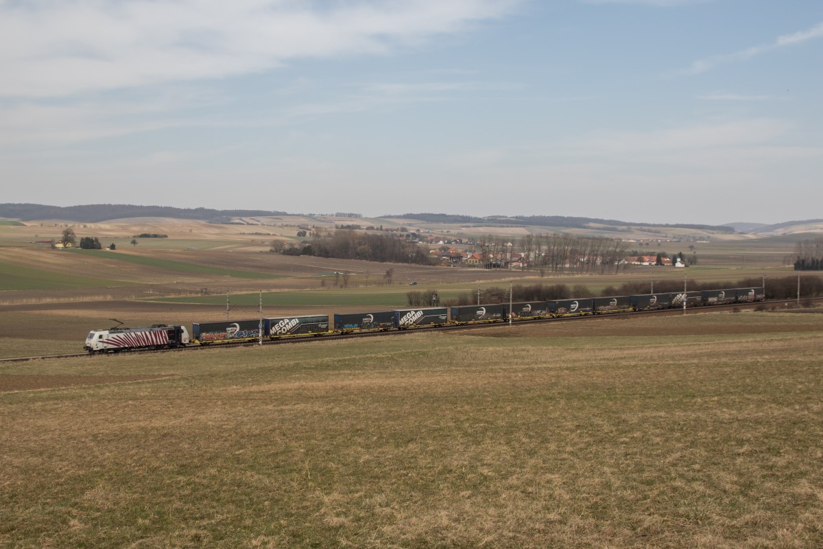 185 666-5 mit dem  MEGA-Kombi -Zug am 17. M�rz 2015 bei Neulengbach.