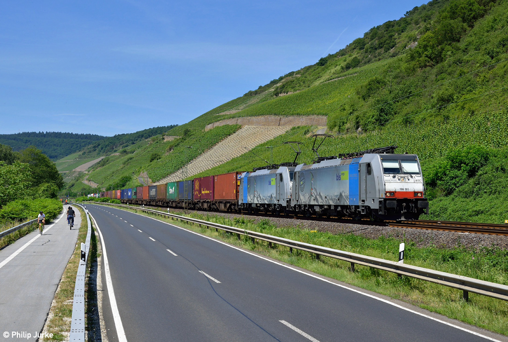 186 103-8 und 186 105-3 mit einem Containerzug am 14.06.2015 zwischen Boppard Hbf und Spay.
