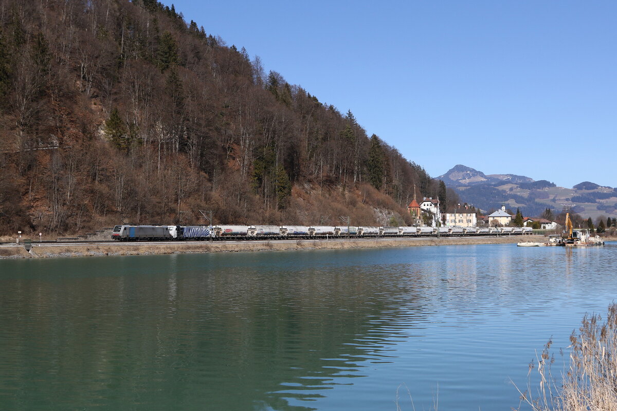 186 283 und 186 441 waren am 5.5 M�rz 2025 mit einem  Zuckerzug  bei Kufstein in Richtung Innsbruck unterwegs.