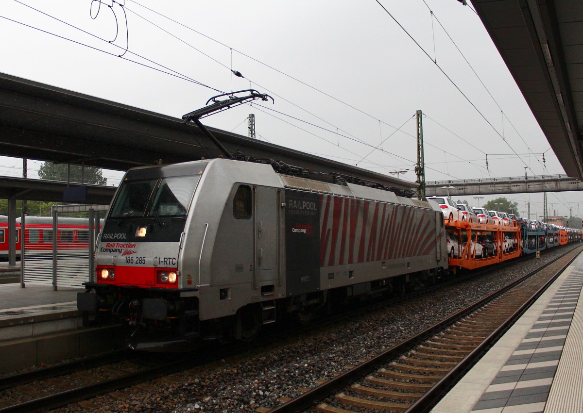 186 285 durchf�hrt mit einem Autozug am 20. Juli 2012 den Bahnhof von Rosenheim.