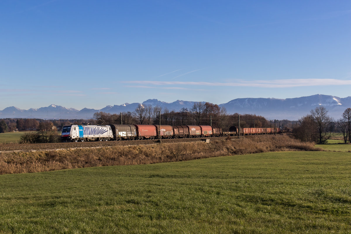 186 287 mit einem gemischten G�terzug am 13. Dezember 2016 bei Rann.
