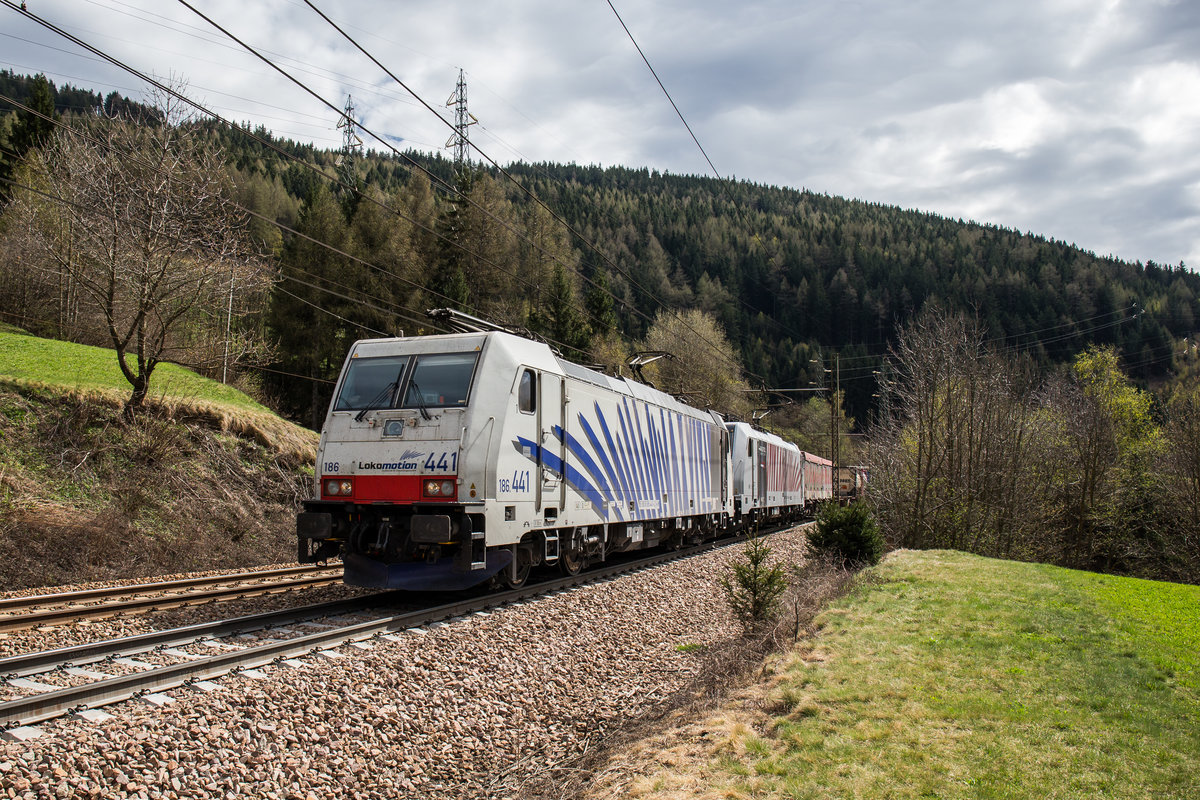 186 441 auf dem Weg zum Brenner. aufgenommen am 7. April 2017 bei Novale an der Brenner-S�drampe.