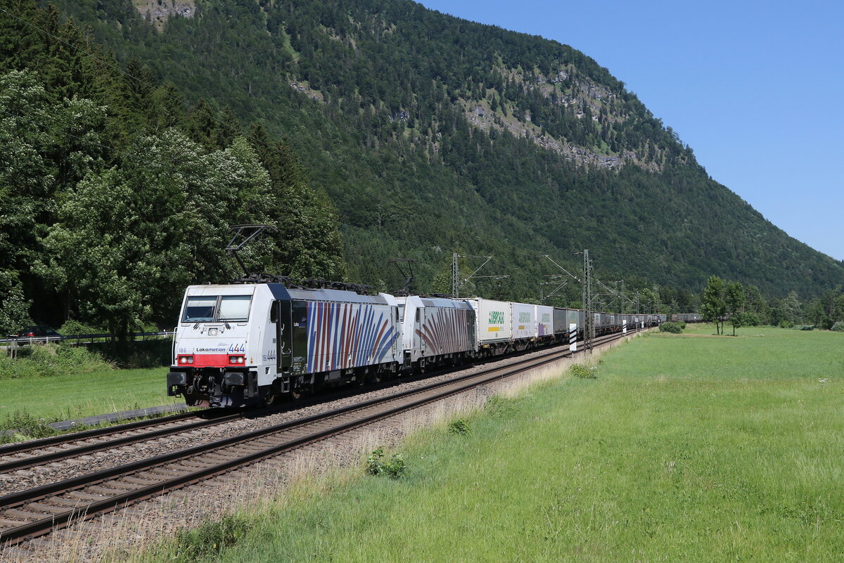 186 444 und 185 666 mit dem  AMBROGIO-KLV  aus M�nchen kommend am 29. Juni 2023 bei Niederaudorf.