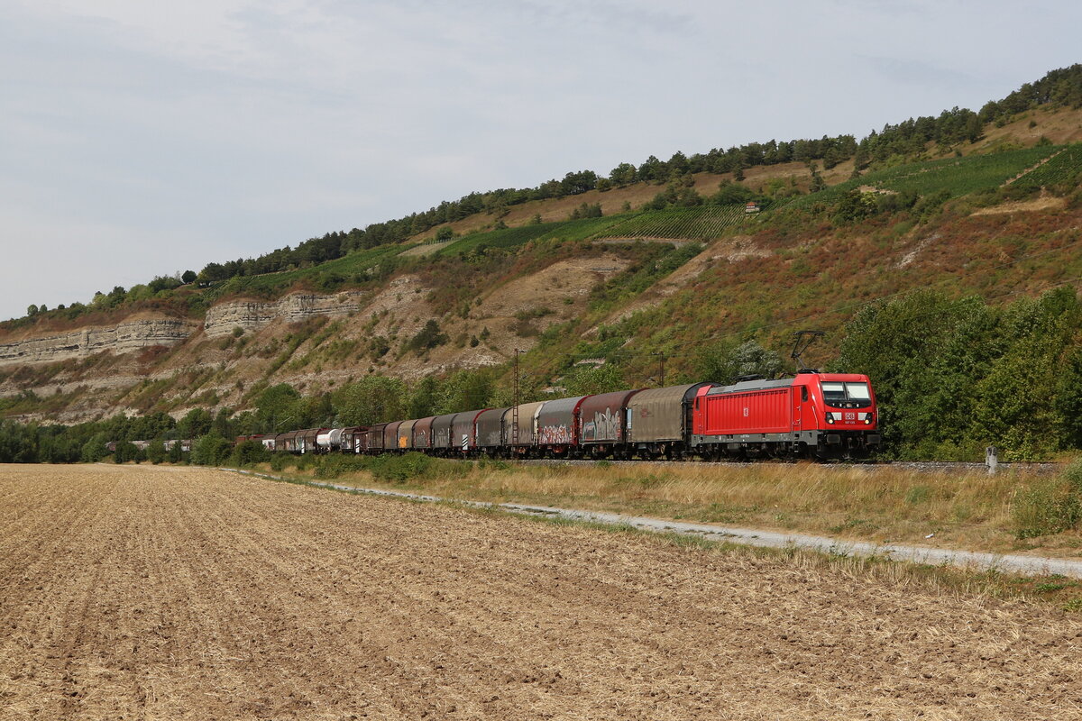 187 135 war am 5. August 2022 mit einem gemischten G�terzug bei Th�ngersheim auf dem Weg nach W�rzburg.