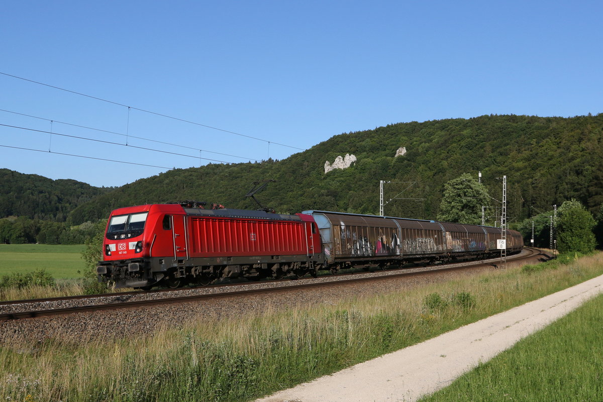 187 140 mit einem Schiebewandwagenzug aus Ingolstadt kommend am 30. Juni 2020 bei Dollnstein im Altm�hltal.