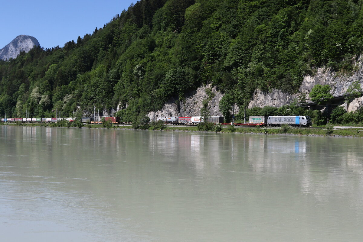 187 348 war mit einem  KLV  am 14. Mai 22024 bei Kufstein in Richtung Rosenheim unterwegs.








