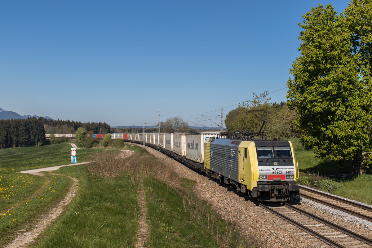 189 902 mit dem  Ekol -Zug unterwegs in Richtung Salzburg am 30. April 2016 bei H�tt.
