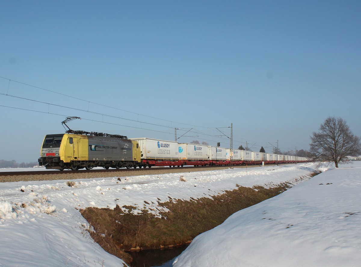 189 903 am 13. Februar 2015 mit dem  Ulusoy-Zug  aus Salzburg kommend bei �bersee am Chiemsee.
