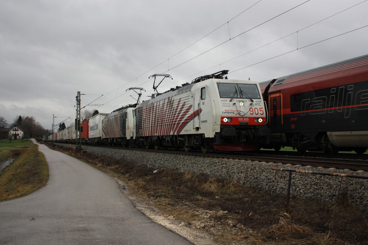 189 905 und 189 904 begegnen am 2. Februar 2013 bei �bersee einem Railjet.