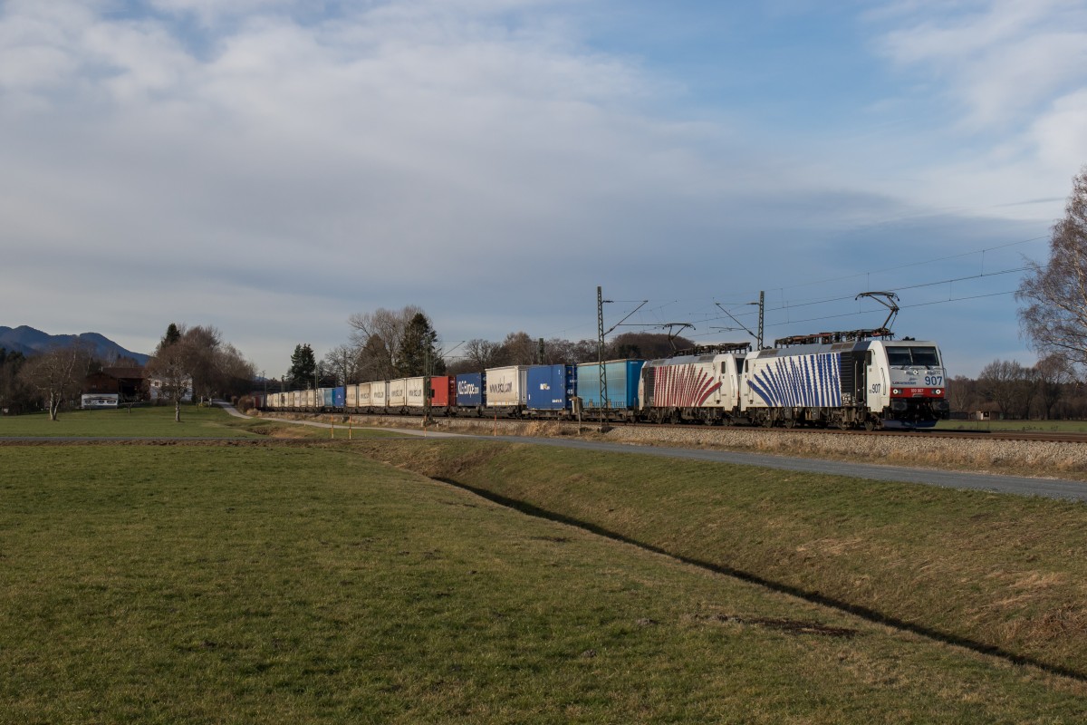 189 907 und 189 905 waren mit dem  Ekol-Zug  am 12. Dezember 2015 bei �bersee in Richtung Salzburg unterwegs.
