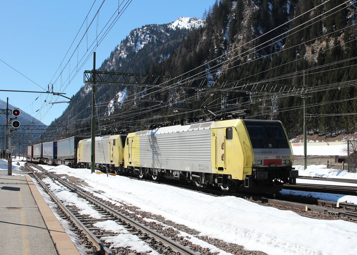 189 909-5 und 189 995-4 bei der Einfahrt in den Bahnhof  Brenner  am 19. M�rz 2016.