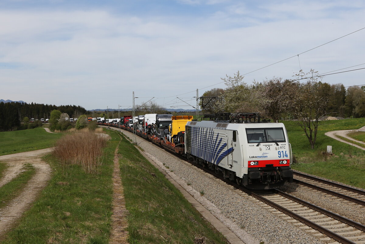 189 914 mit  LKW-Zugmaschinen  am 4. Mai 2021 bei Grabenst�tt.