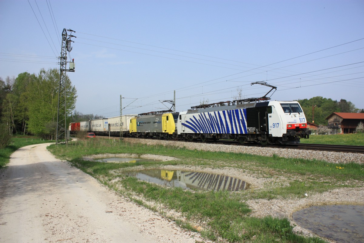 189 917 und 189 903-8 am 1. Mai 2013 mit dem  Ekol  bei �bersee am Chiemsee.