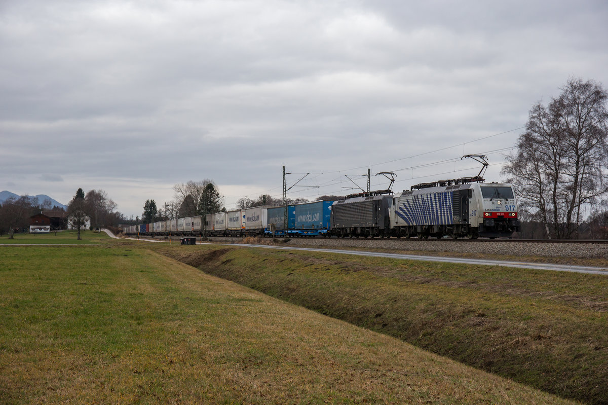 189 917 und 189 927 waren am 28. Dezember 2016 bei �bersee am Chiemsee mit dem  Ekol-Zug  in Richtung Salzburg unterwegs.