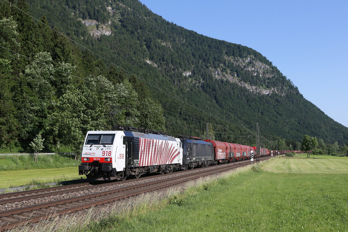 189 918 und 189 932 mit einem gemischten G�terzug aus M�nchen kommend am 14. Juni 22023 bei Niederaudorf.