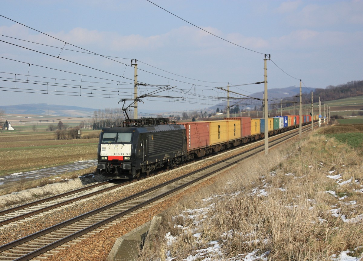 189 923-6 ist mit einem Containerzug am 16. M�rz 2013 bei Neulengbach in Richtung St. P�lten unterwegs.