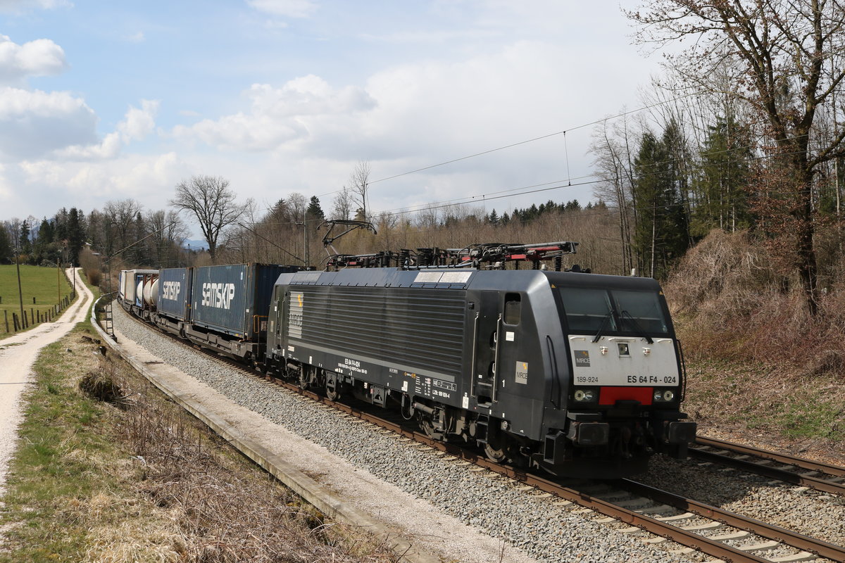 189 924 war am 31. M�rz 2020 mit einem  KLV  bei Grabenst�tt in Richtung Salzburg unterwegs.