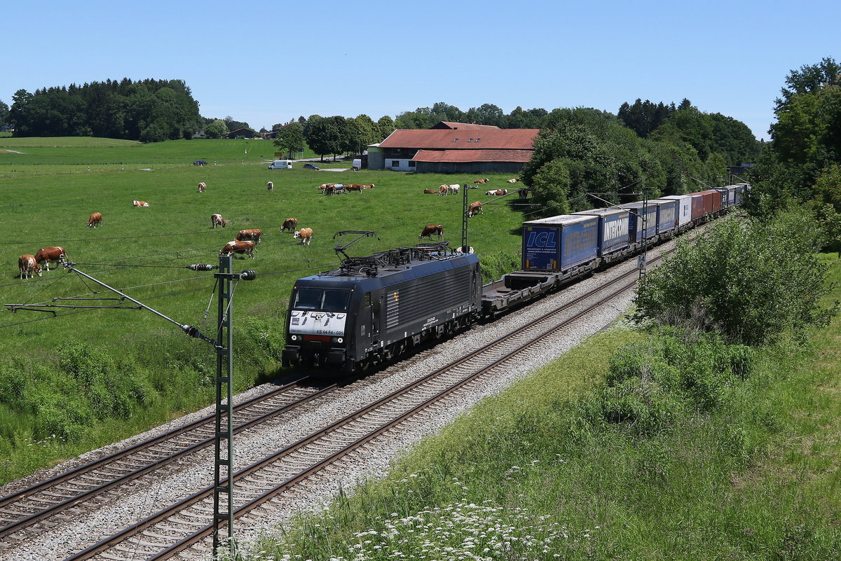 189 931 war am 12. Juni 2020 mit dem  Intercombi  bei Bad Endorf in Richtung M�nchen unterwegs.