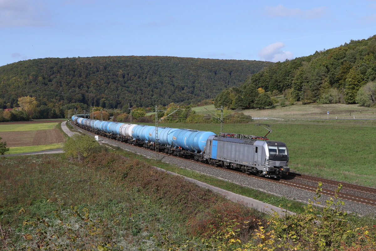193 091 mit einem Kesselwagenzug aus Gem�nden kommend am 11. Oktober 2022 bei Harrbach.