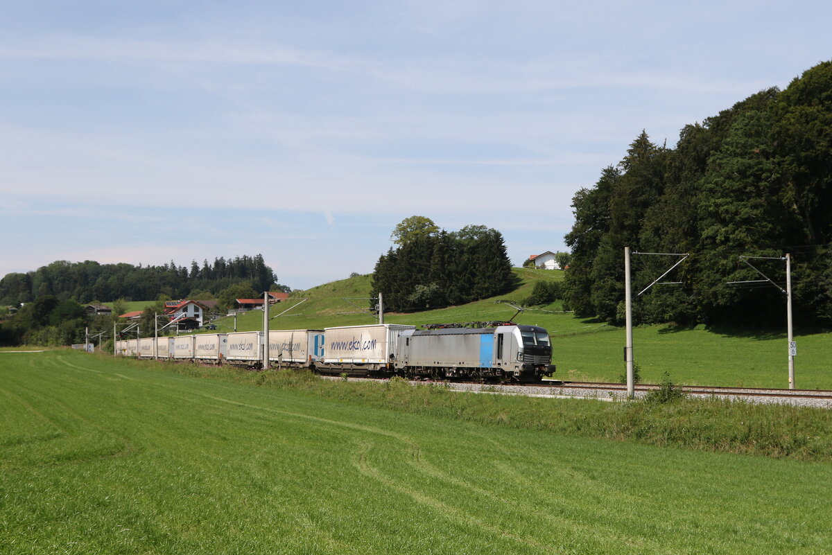 193 116 mit einem  EKOL-KLV  aus M�nchen kommend am 7. August 2024 bei Axdorf.