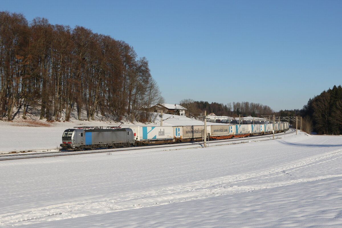 193 119 war mit einem  EKOL-KLV  am 7. Dezember 2023 bei Axdorf in Richtung M�nchen unterwegs.