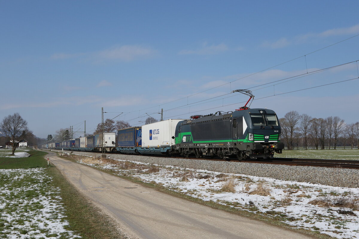 193 201 mit einem  EKOL  aus M�nchen kommend am 4. April 2022 bei �bersee am Chiemsee.