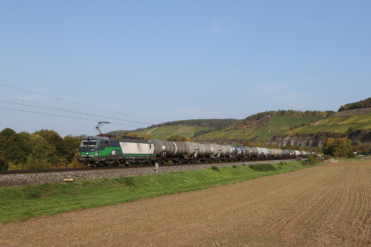 193 207 von  ELL  mit einem Kesselwagenzug aus Gem�nden kommend am 12. Oktober 2022 bei Himmelstadt im Maintal.