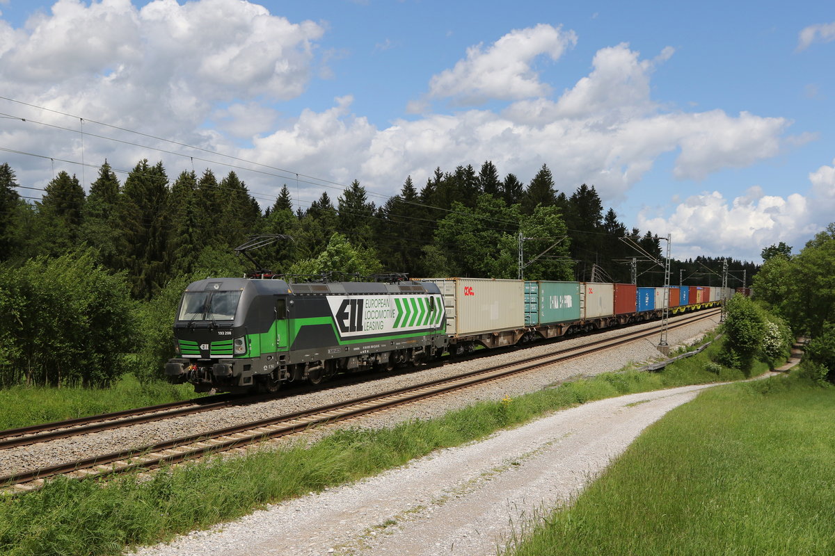 193 208 mit einem Containerzug aus Salzburg kommend am 24. Mai 2020 bei Grabenst�tt im Chiemgau.