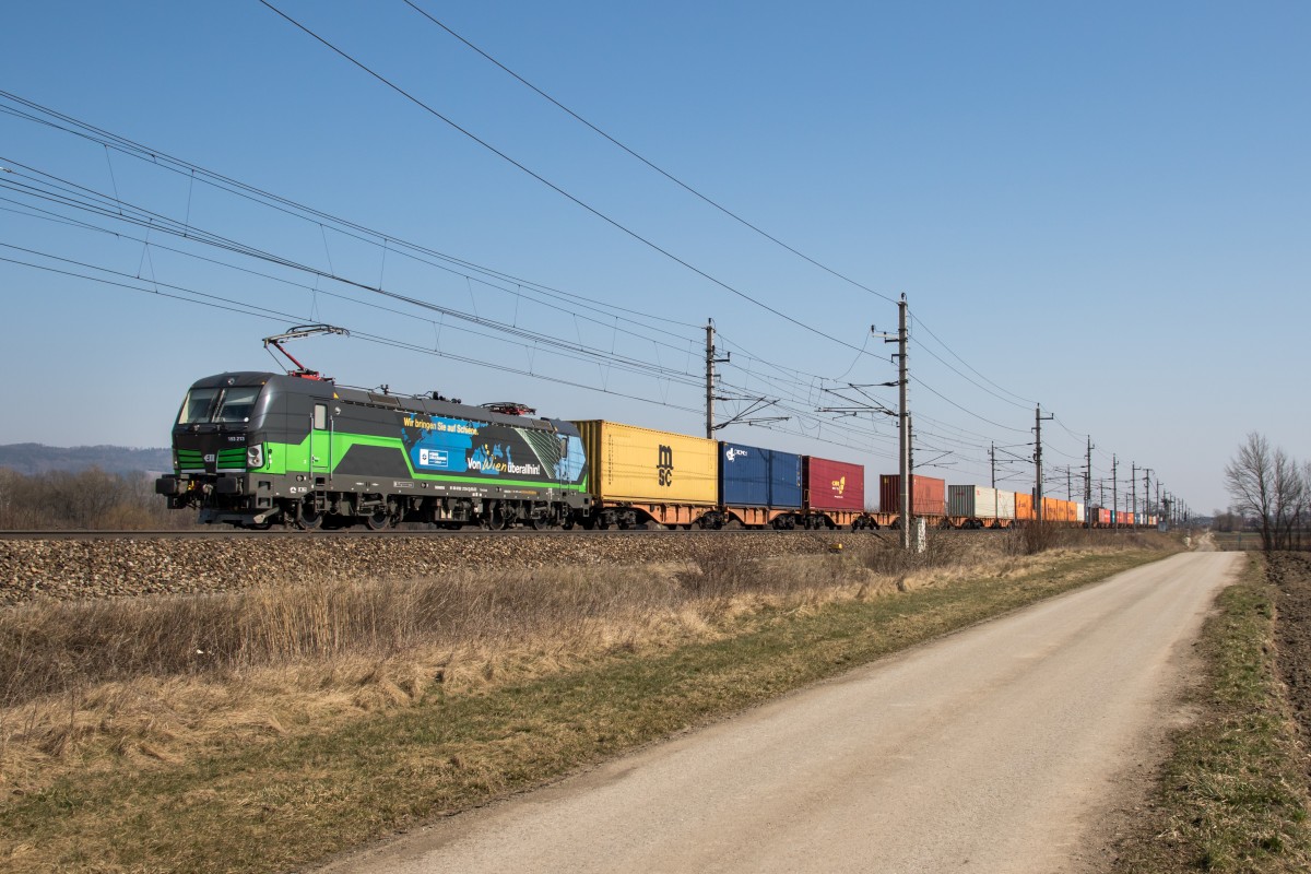 193 213 kam kurze Zeit sp�ter mit einem Containerzug vorbei. Aufgenommen am 18. M�rz 2015 bei Gro�sierning.