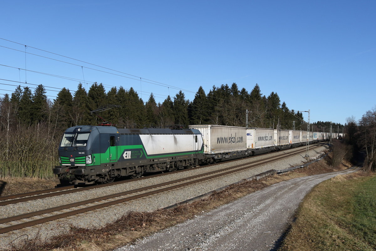 193 233 mit dem  Ekol  am 6. Januar 2020 bei Grabenst�tt im Chiemgau.