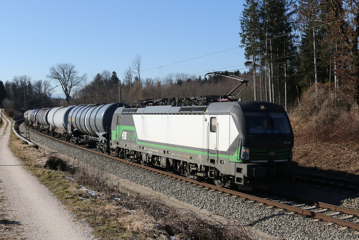 193 239 von  ELL  mit einem Kesselwagenzug am 7. Februar 2020 bei Grabenst�tt.