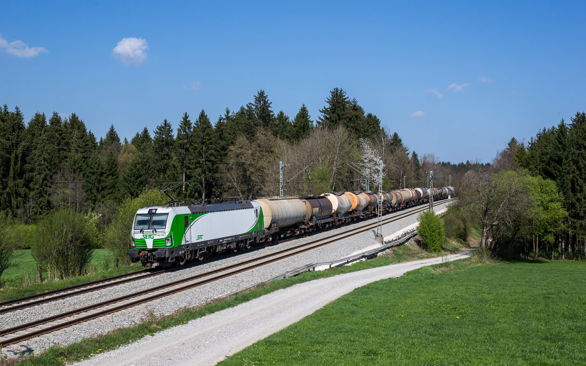 193 240 mit einem Kesselwagenzug am 9. April 2017 bei Grabenst�tt.