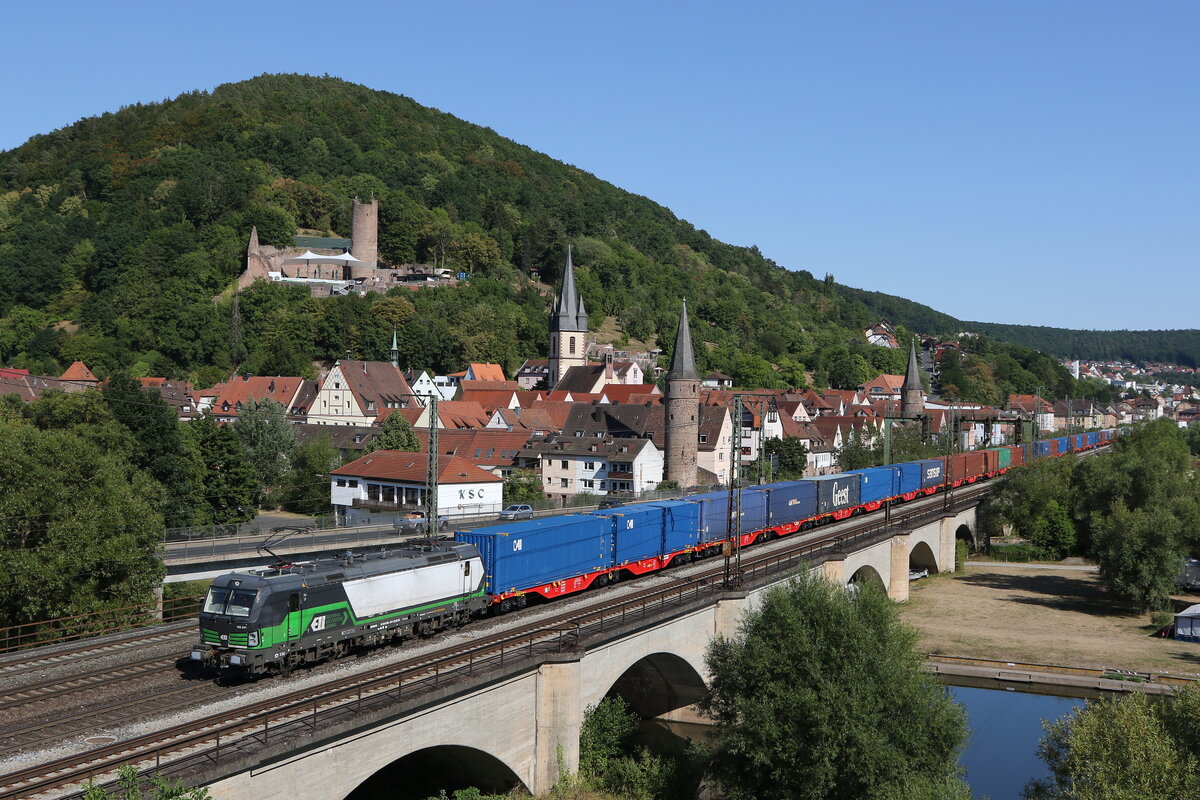193 241 mit einem Containerzug am 8. August 2022 bei Gem�nden am Main.