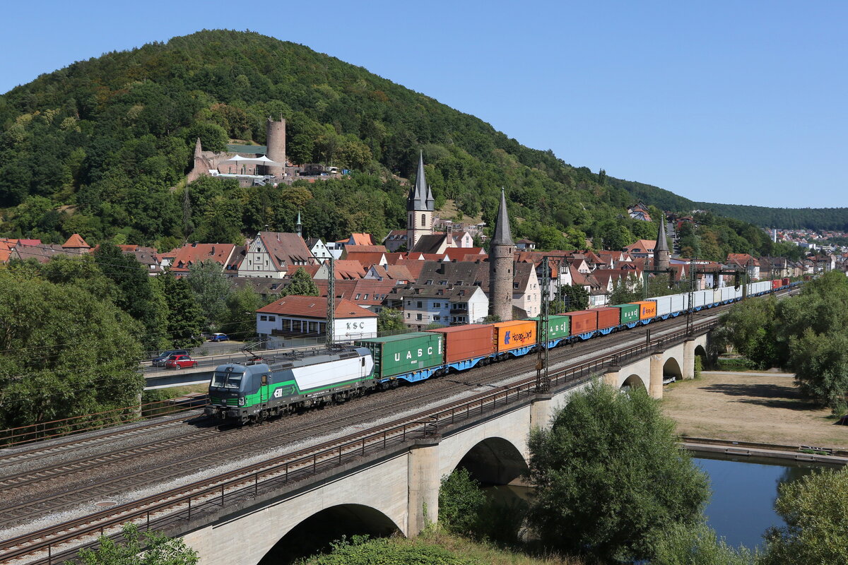 193 244 mit einem Containerzug am 8. August 2022 bei Gem�nden am Main.