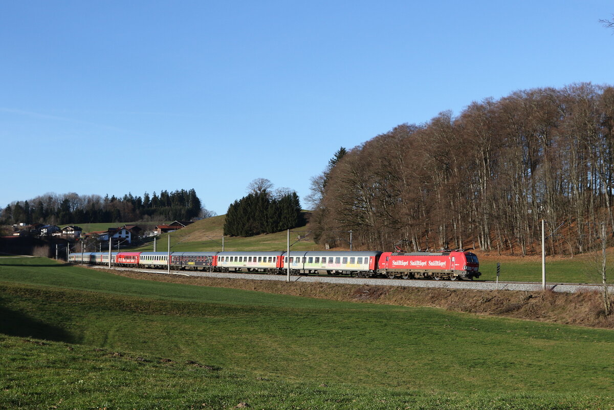 193 283 mit dem  Sn�lltaget-Skizug  auf dem Weg nach Salzburg am 30. Dezember 2023 bei Axdorf im Chiemgau.