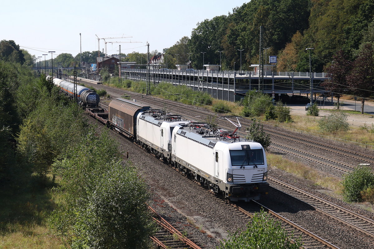 193 365 und 193 xxx durchfahren mit einem gemischten G�terzug am 31. August 2019 den Bahnhof von Tostedt.