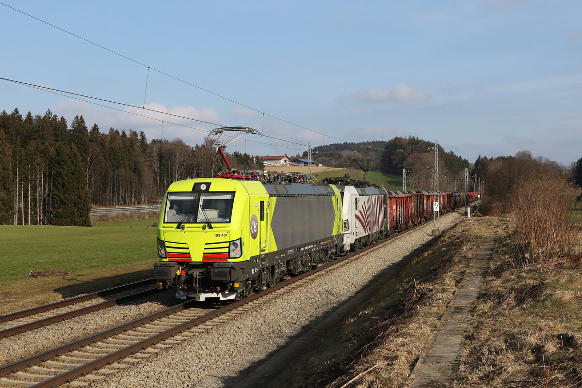 193 401 und 193 776 mit einem gemischten G�terzug aus Salzburg kommend am 12. Februar 2023 bei H�tt im Chiemgau.