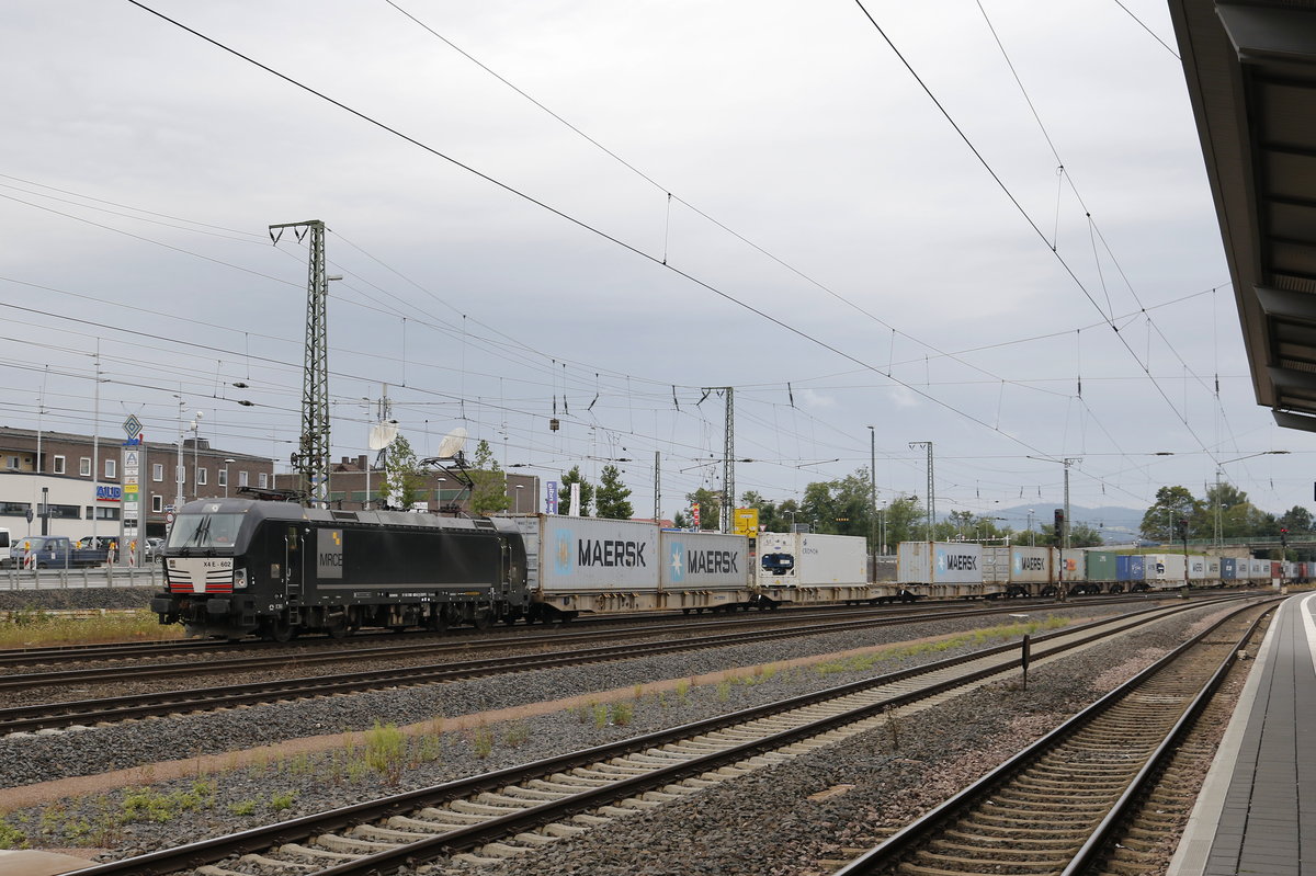 193 602 durchf�hrt mit einem Containerzug am 10. August 2017 den Bahnhof von Bebra.