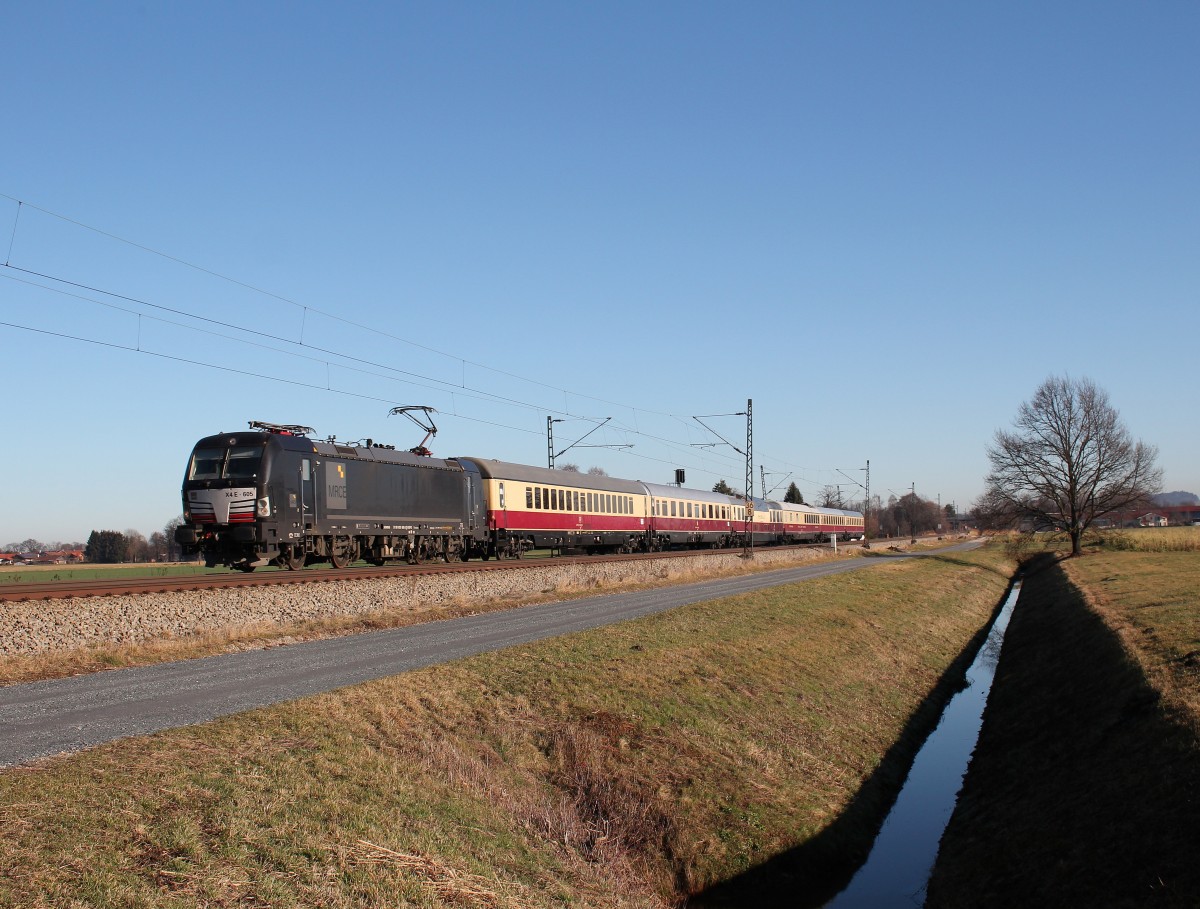 193 605-3 mit dem  AKE-Rheingold  am 20. Dezember 2015 aus Salzburg kommend bei �bersee am Chiemsee.
