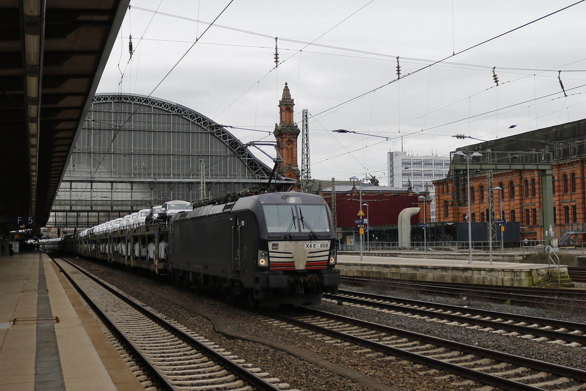 193 658 war am 27. M�rz 2019 mit einem Autozug in Richtung Bremerhaven unterwegs. Aufgenommen im Bremer Hauptbahnhof.