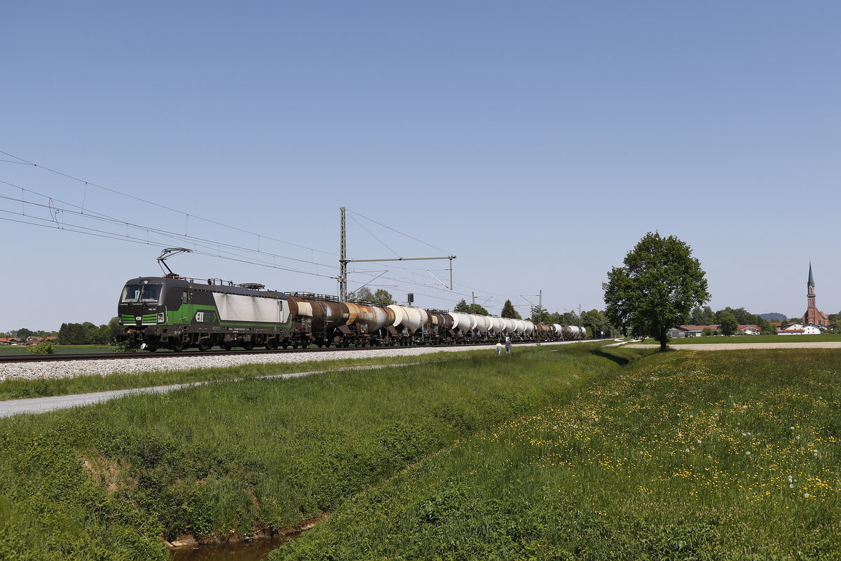 193 721 mit einem  Knick-Kesselwagenzug  aus Salzburg kommend am 6. Mai 2018 bei �bersee am Chiemsee.