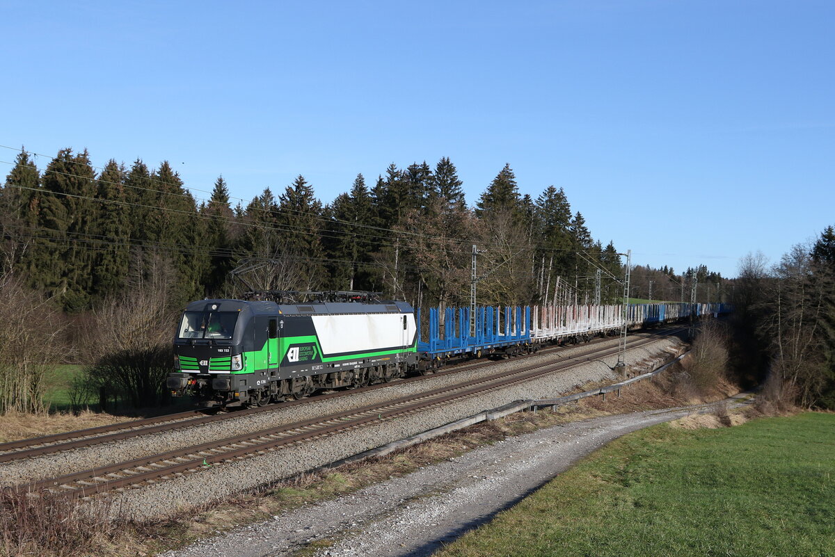 193 722 von  ELL  war mit einem  SETG-Holzzug  am 30. Dezember 2022 bei Grabenst�tt in Richtung M�nchen unterwegs.
