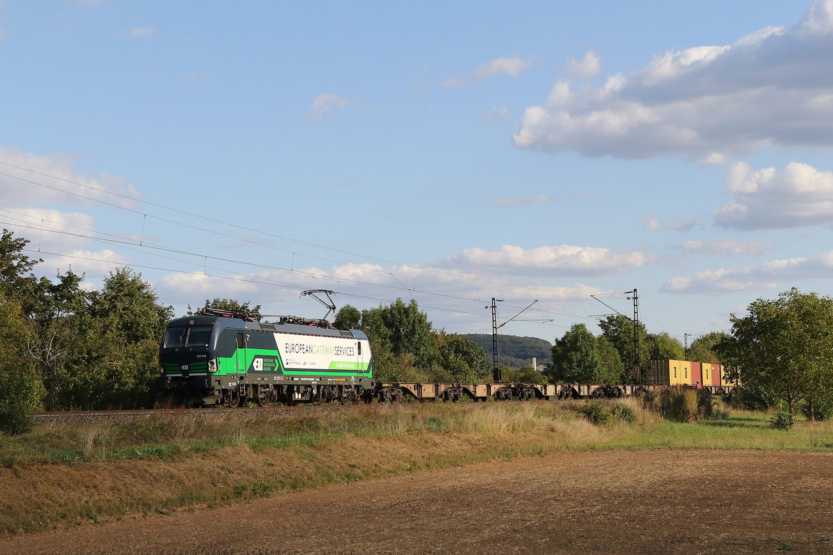 193 732 von  ELL  mit einem schwach beladenen  KLV  am 2. September 2019 bei Th�ngersheim.